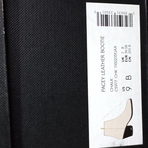 Pair of pacey leather bootie chalk color boots size 9 womens boots - Picture 2 of 3